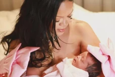 Rihanna Melahirkan Anak...
