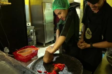 Azia Riza Jadi Helper...