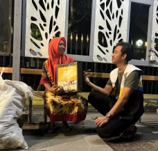 Bukan Sekadar Wisuda,...
