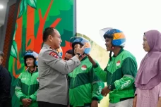 Kapolda Riau Serahkan...