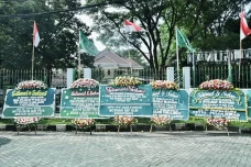 Puluhan Karangan Bunga...