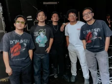 Penampilan DMasiv di...