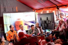 58 Orang Masih Terjebak...