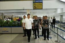 Menkeu Purbaya Lanjutkan...
