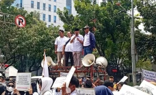 Protes Larangan Jual...