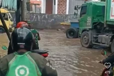 Tanggul di Sunda Kelapa...