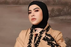 Adik Syahrini Comot...