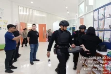 Buru Pelaku Teror Bom...