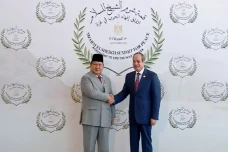 Prabowo Disambut Hangat...