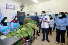 Tinjau Dapur MBG di...