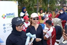 Warga Ikut Cek Kesehatan...