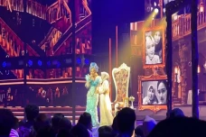 Bikin Haru, Ayu Ting...