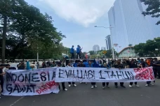 Mahasiswa Gelar Aksi...