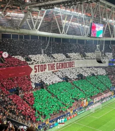 Koreografi Raksasa Bendera...