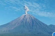 Gunung Semeru Erupsi,...