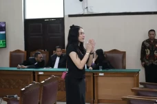 Nikita Mirzani Tersenyum...