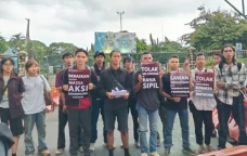 Mahasiswa Gelar Aksi...