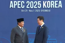 Prabowo Disambut Hangat...