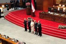 DPR Lantik Fauqi Hapidekso...