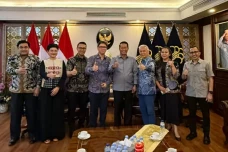 Menteri Hukum Minta...