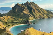 Labuan Bajo Masuk 10...
