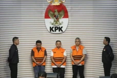 1 Gubernur dan 2 Bupati...