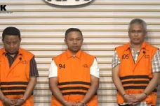 Geledah Kantor Gubernur...