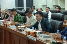Ngadu ke DPR, Pedagang...
