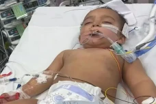 Bayi Ini Minum Cairan...