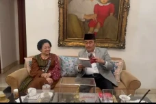 Berikan Buku Amendemen...
