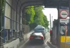 Pengemudi Sedan Masuk...