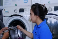 Azia Jadi Tukang Laundry,...
