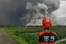 Erupsi Gunung Semeru,...