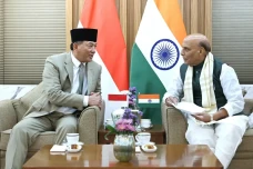 Perkuat Kerja Sama Pertahanan,...