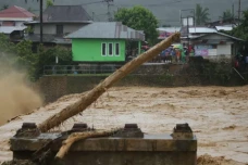 18 Jembatan Putus di...