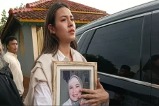 Raisa Peluk Foto Ibunda...