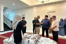 Melayat ke Rumah Duka,...