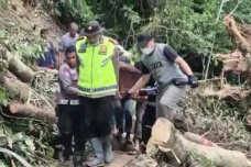 Polisi dan Warga Gendong...