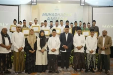 Majelis Masyayikh Serahkan...