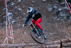 Atlet Downhill Rendy...