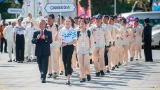 Kontingen Kamboja Mundur...