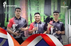 Menembak Persembahkan...