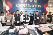Bawa Rp7,7 Miliar ke...