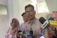 Bersikeras Hadirkan...