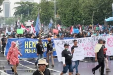 Belasan Ribu Massa Nelayan...