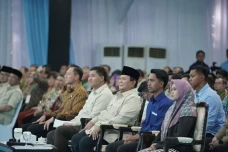 Momen Prabowo Duduk...