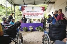 Pemerintah Berikan Alat...