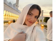 Marsha Aruan Pose di...