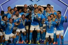 Napoli Juara Piala Super...