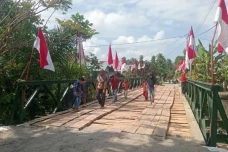 TNI Rampungkan Jembatan...